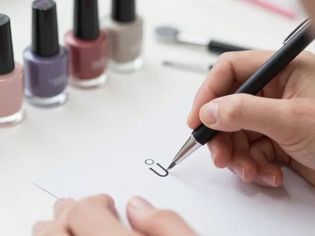 Co znamená kroužek nad písmenem U při manikúře? Vše o symbolu v salonech