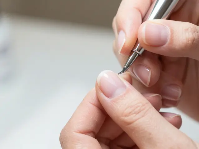 Co znamená v kroužku u manikúry? Vše o technice a designu